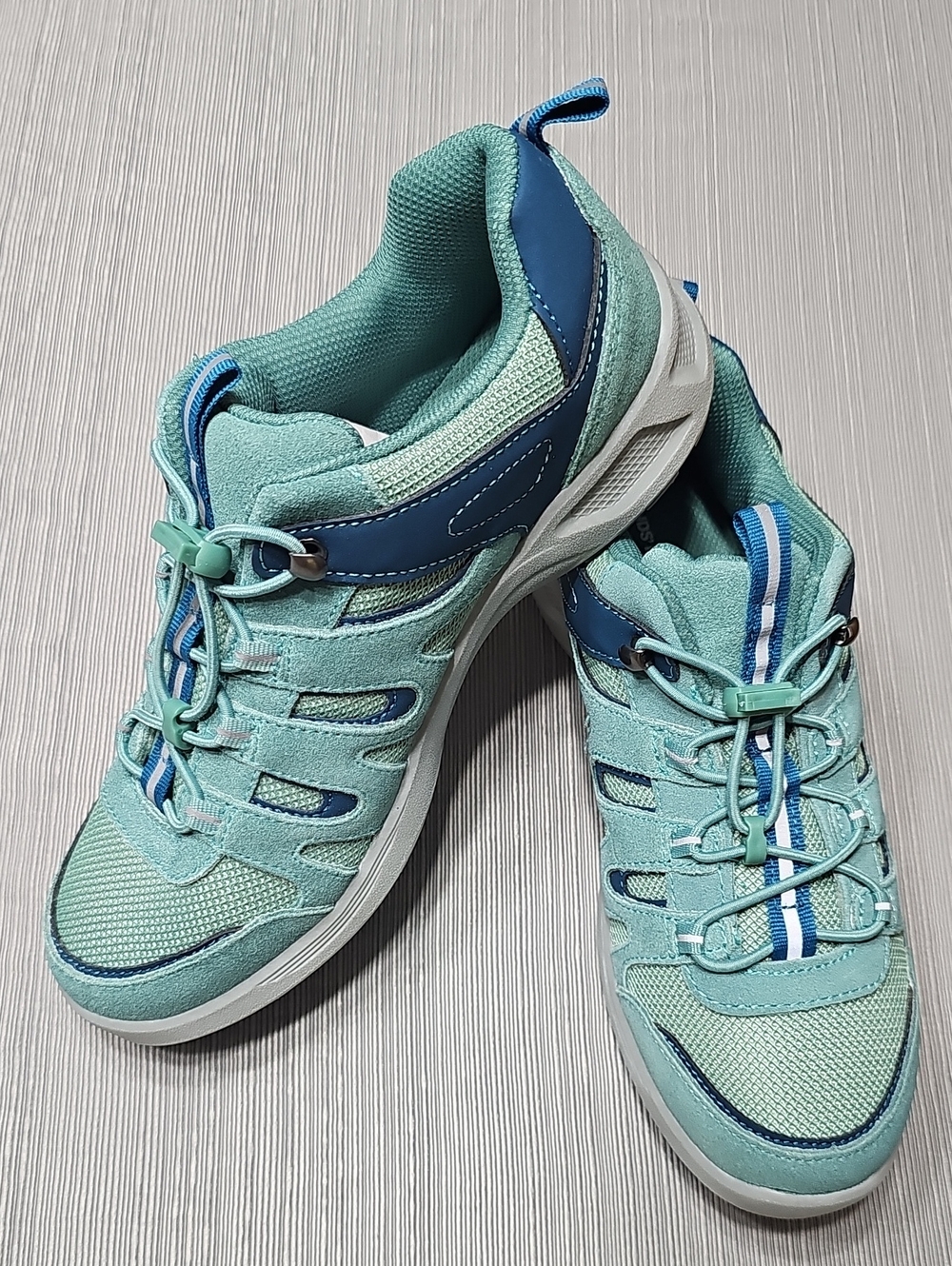 Lands' End Bungee Leather Trail Trekker Sneakers. NWT In Original Packaging.
